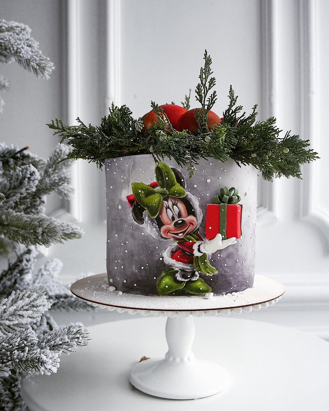 Minnie Mouse Christmas Cake