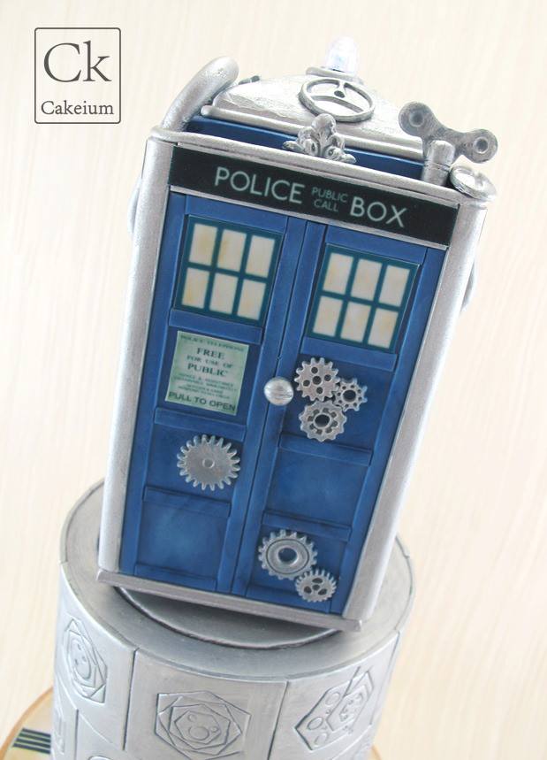 TARDIS Steampunk Wedding Cake 3