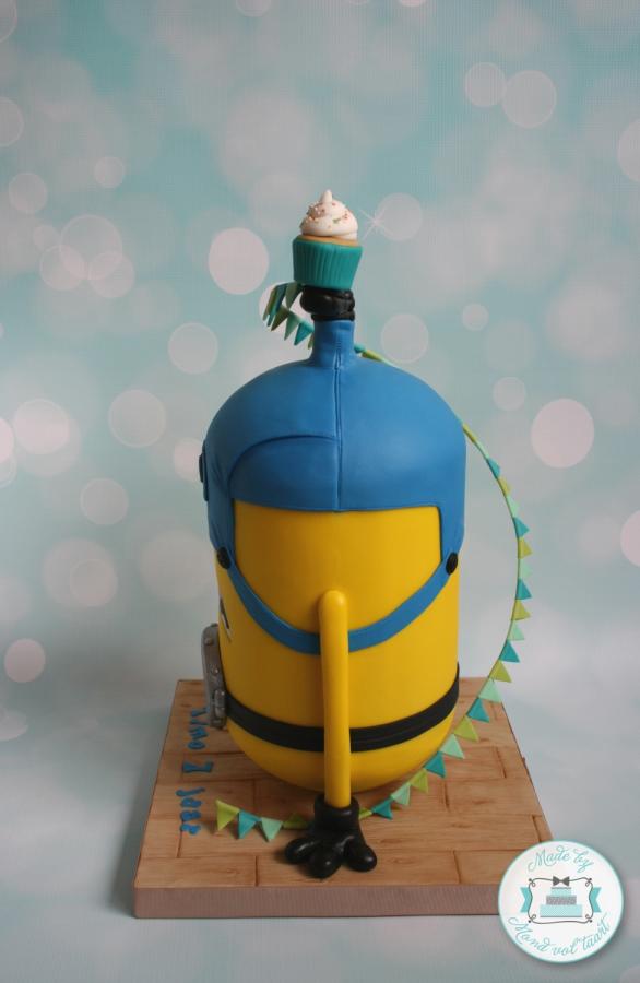 Minion Cake 