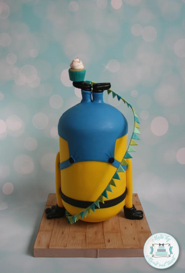 Minion Cake 