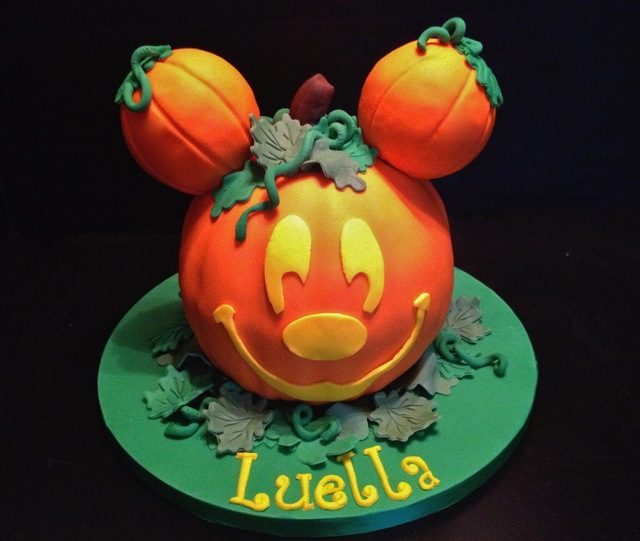 Mickey s Not So Scary Halloween Cake