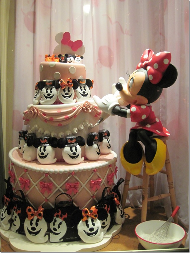 Minnie Mouse Bakes A Halloween Cake