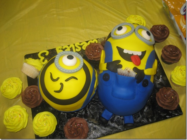 Despicable Me Minions Cake