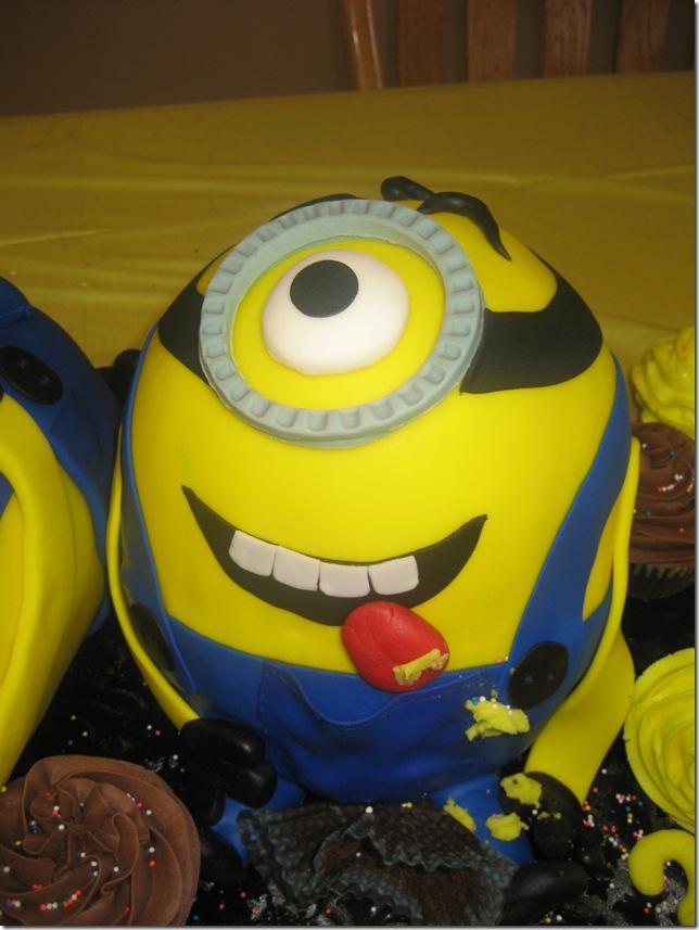 Despicable Me Minions Cake