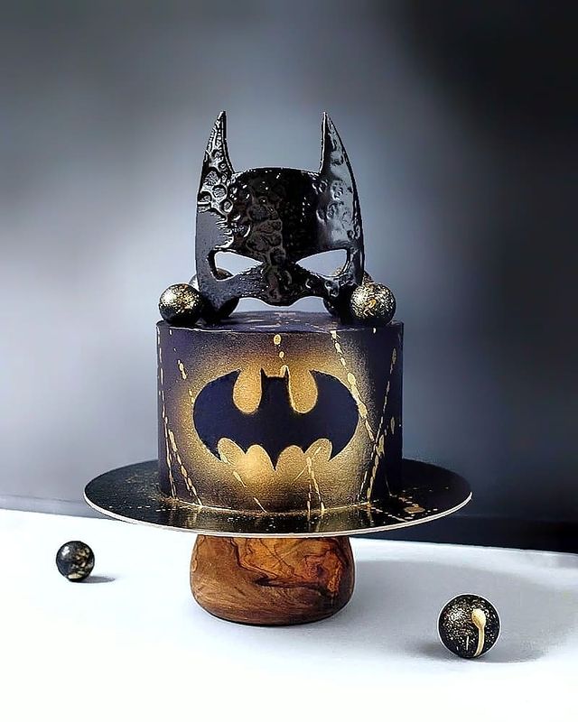 Batman cake - Decorated Cake by Suzi Suzka - CakesDecor