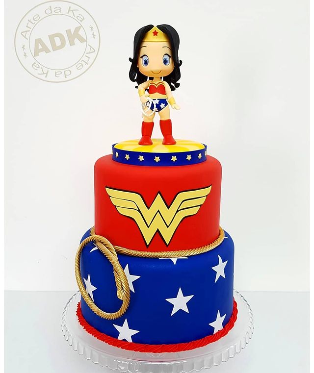 Wonder Woman Smash Cake – Baked by Bri